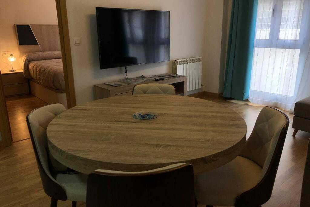 Deluxe Marina Apartment Viveiro Bagian luar foto
